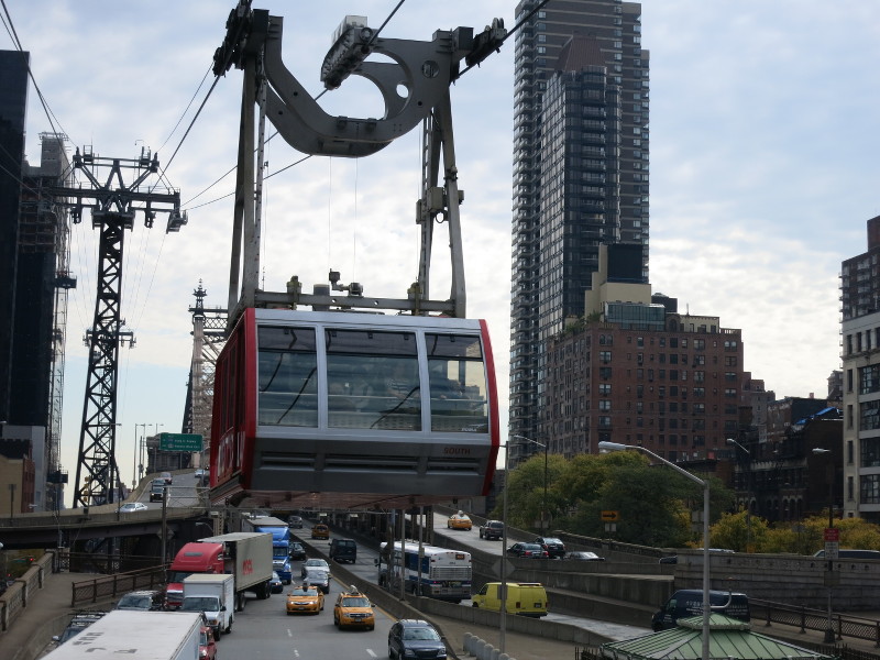 Je trouve ça assez surprenant de voir un téléphérique au-dessus de la circulation newyorkaise ;)